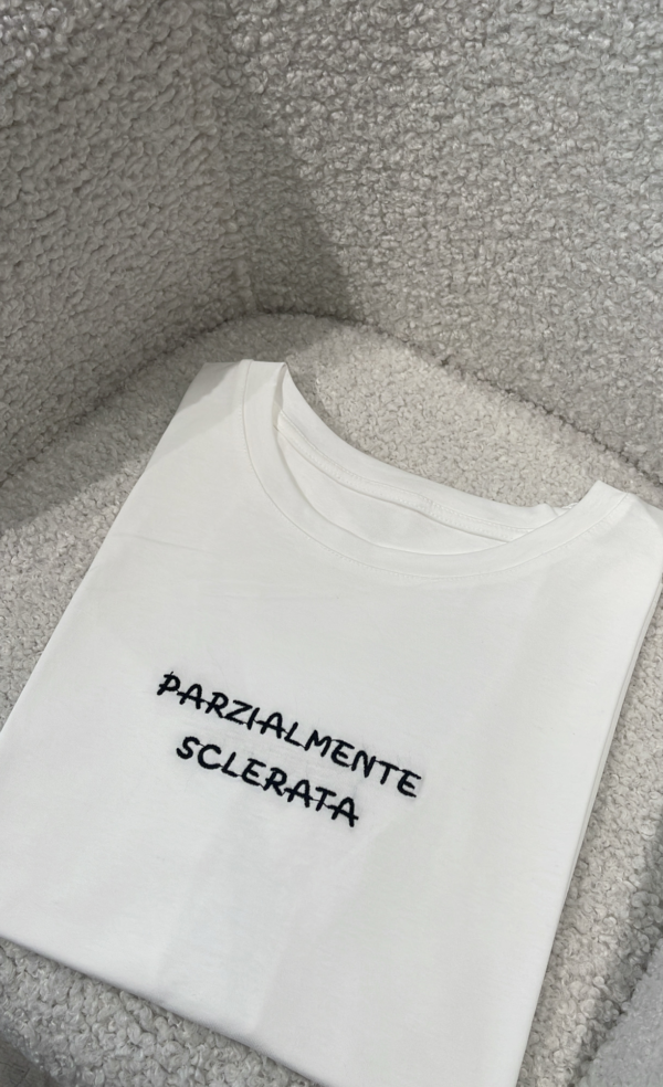 T-shirt 'parzialmente sclerata'