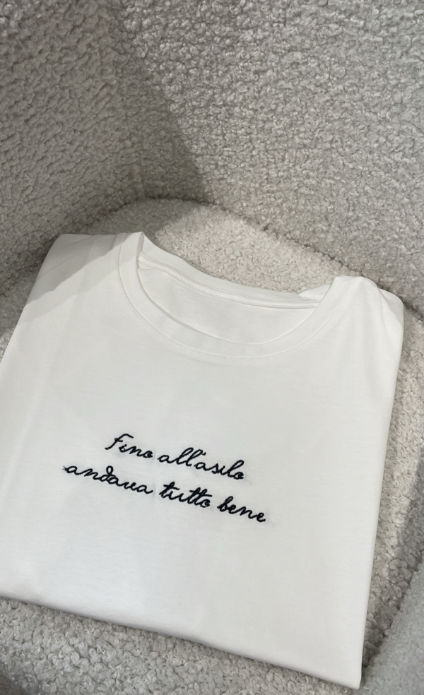 T-shirt 'fino all'asilo andava tutto bene'